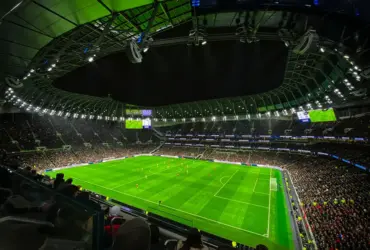 Quais métricas e estatísticas são mais importantes ao analisar um jogo de futebol