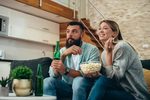 Entre o riso e a psique: a complexidade oculta por trás das figuras icônicas das sitcoms 1 familia em casa assistindo